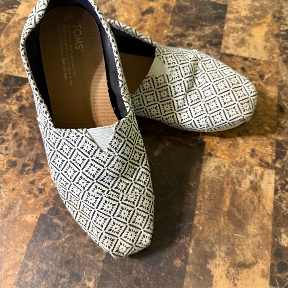 TOMS Women's Geometric Black and White Flats